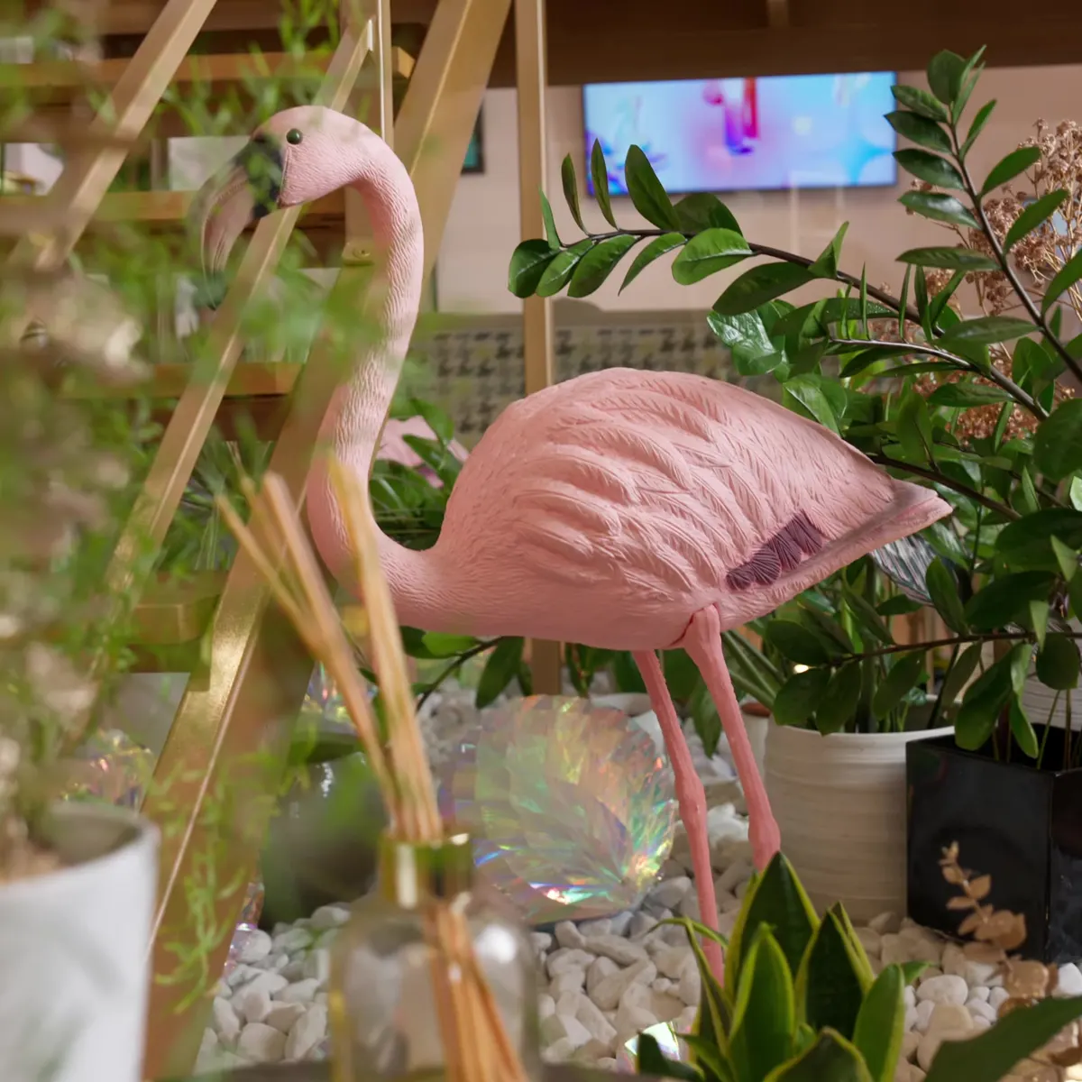 Un fenicottero rosa fra le piante della reception