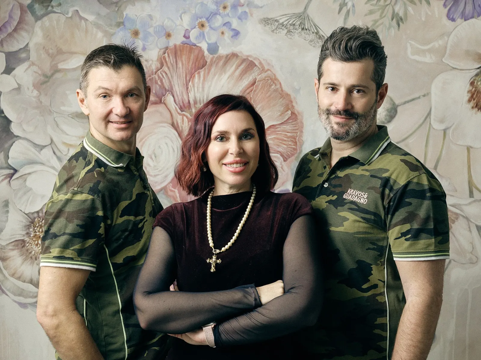 Simone Kravos, Michela Pocecco e Francesco Guadagno davanti alla parete dipinta a fiori