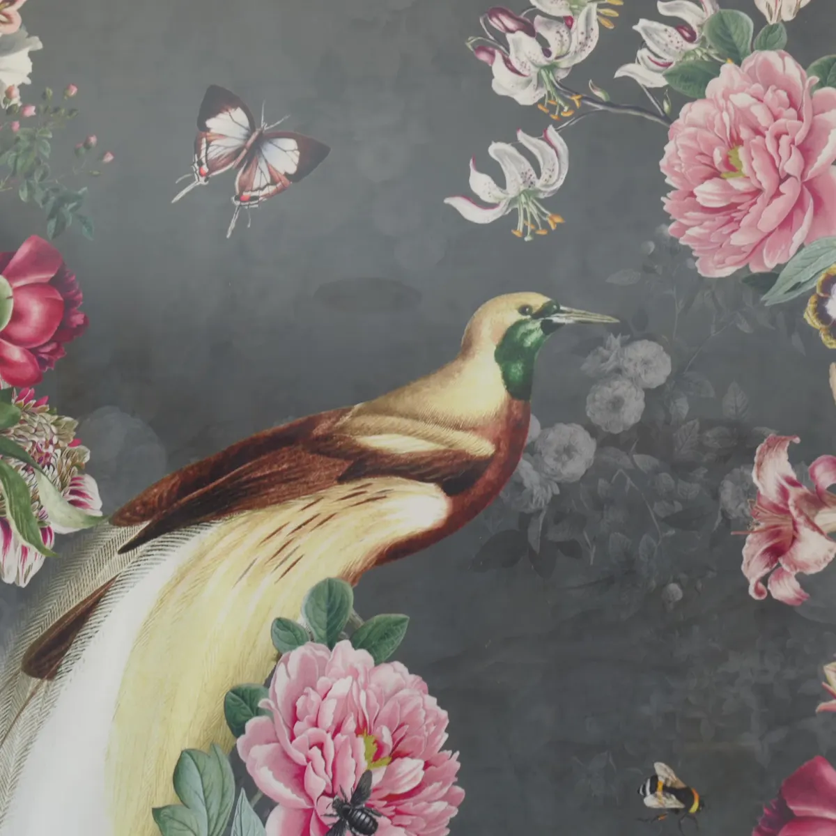 Un quadro con un uccello del paradiso e le peonie, in una sala dello studio