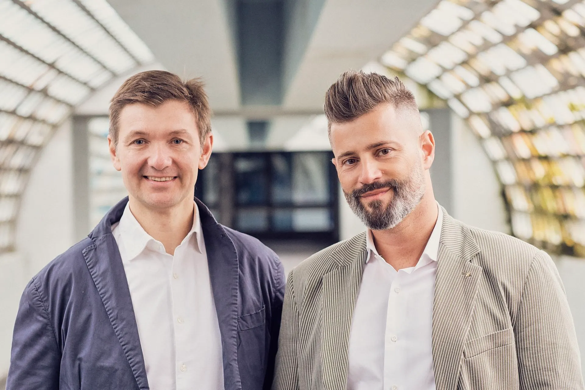 Simone Kravos e Francesco Guadagno in una galleria