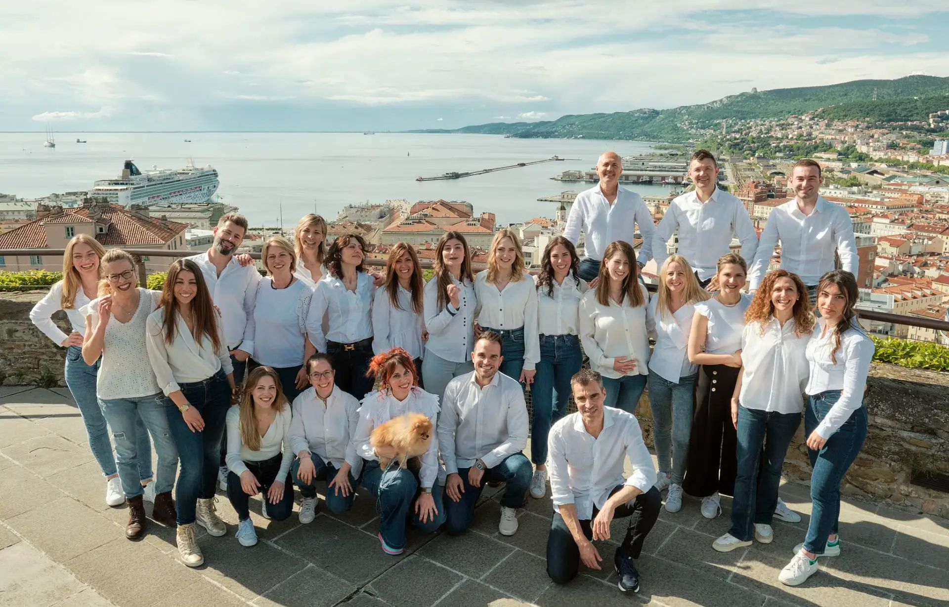 La squadra dello studio sulla terrazza di San Giusto, col porto e il golfo di Trieste alle spalle